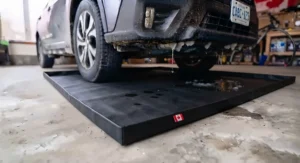 Garage containment mat folded for compact and convenient storage. – Tapis de garage pliable pour un rangement compact et pratique.