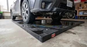 Garage mat containing melting snow and slush during Canadian winter. – Tapis de garage retenant la neige fondue et la gadoue en hiver.
